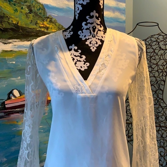 ⭐️Express, White V-Neck, Sheer Lace Sleeves, Like New, Size Small - Picture 8 of 9